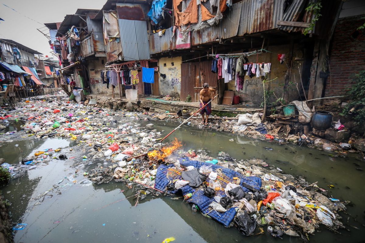Sungai penuh sampah